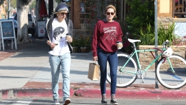 逛街的艾丽西亚和克里斯汀・斯图尔特