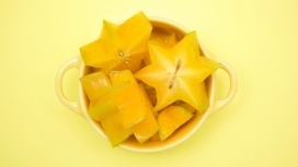 高清晰切成片装在杯子里的杨桃水果壁纸