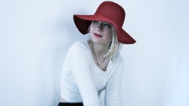 戴帽子的金发美女艾米莉・金妮