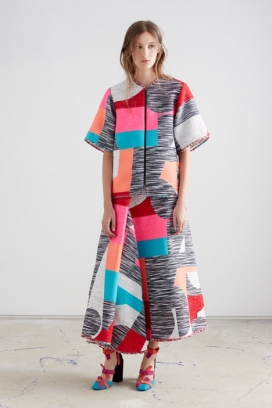 萝克桑达度假村2016年的时装系列的图案-大胆的几何形状和颜色对比鲜明图案的服装-轻便宽松的裤子羊驼毛礼服和外套花呢，塞尔维亚Roksanda Ilincic时装设计师作品