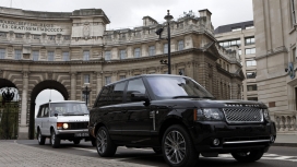 高清晰2015黑色路虎揽胜汽车桌面壁纸下载