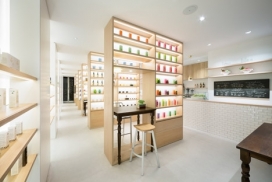 东京Nendo有机化妆品美容图书馆木质储物架设计-美容产品上显示的行布置就像是一个图书馆，