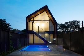 维多利亚现代化的公寓改造-整个后墙采用玻璃面板，可以俯瞰着游泳池和工作室