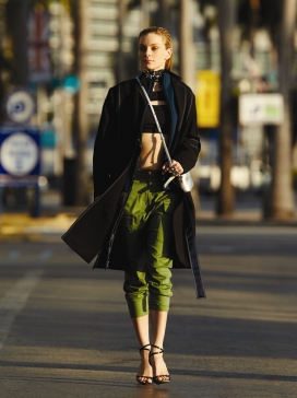 杰西卡・斯塔姆-VOGUE时尚巴西2015年7月-别致短而美诱的休闲裤和夹克风格