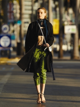 杰西卡・斯塔姆-VOGUE时尚巴西2015年7月-别致短而美诱的休闲裤和夹克风格