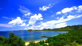 高清晰白云蓝湖壁纸