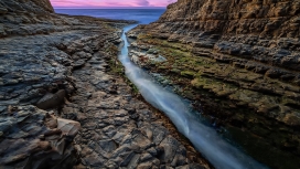 高清晰岩石细流溪美景