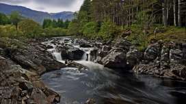 山间岩石小溪壁纸