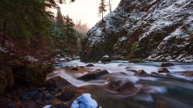 冰冻的雪河壁纸