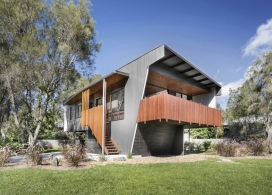 抬离地面的北河海滨别墅-位于澳大利亚拜伦湾郊区水，有两层高，舒适的亚热带生活方式，与户外的开放式空间产生呼应。有一间开放式厨房，餐厅，整个房屋采用纤维水泥板和木材元素，重新诠释了现代的设计方式