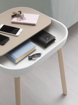 天然橡木App智能方桌凳设计-灵感来自智能手机应用程序的启发-桌子下面有一个隐藏的电缆孔，您可以给您手机充电，正方形形状边角有圆角，就像您手机上的应用程序图标一样
