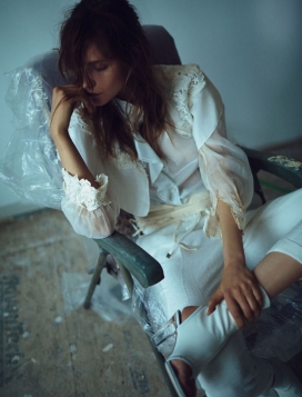多萝西娅巴特约根森-Amica六月封面-喜怒无常的透明塑料时尚