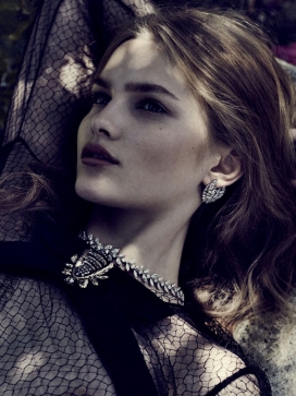 VOGUE时尚俄罗斯2015年8月-优雅的黑白色珠光宝气人像