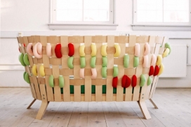 巨型十字绣家具-哥本哈根Ellinor Ericsson设计师作品-交叉缝线均采用羊毛织成编织桦木框架