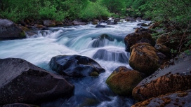 汹涌的岩石溪流壁纸