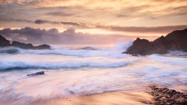 高清晰地平线野生海浪岩石