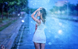雨中漫步的女孩壁纸下载