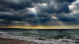 太阳光芒下的海洋暴风云雨