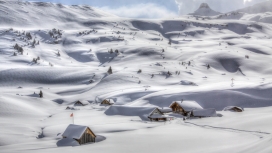 精彩的白色雪中小屋谷