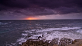 夕阳下的海浪壁纸