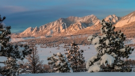 高清晰褐色雪山壁纸
