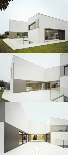 铝别墅-靠近阿尔卑斯山谷，采用混凝土外墙，是一座三层楼高的房子，有一个马蹄形的庭院，在一楼内部有楼梯升入开放式客厅，围绕中心空隙延伸至毗邻厨房和饭厅