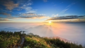 高清晰阳光下的山雾楼梯路壁纸