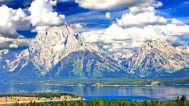 高清晰蓝色雪山湖壁纸