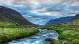 高清晰绿色草地河流壁纸