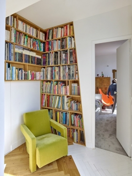 H2O嵌入墙体的应用类图书架-一个收藏家的阁楼公寓