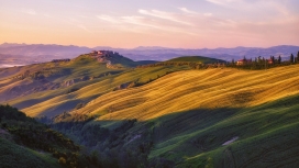 高清晰阳光照耀的山丘壁纸