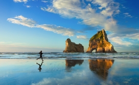 海滩岩石附近奔跑运动的女性壁纸