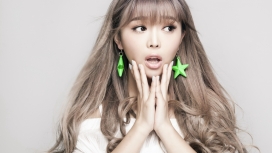 高清晰90后氧气女歌手-ZiKi裴紫绮美女桌面壁纸下载