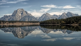 明镜的高山湖倒影