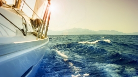 高清晰大海中的游艇帆船壁纸