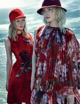 克莱尔斯凯和丽莎-艾丽新加坡2015年9月-猩红色的时尚女装秀