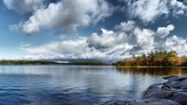 蓝天白云下的湖泊壁纸