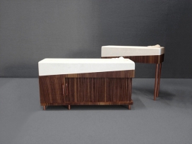 一系列专为休闲而设计的家具-包括两个床头柜，一个书柜，和一个控制台，每个配备了香薰光疗灯，目的是吸引用户的视线嗅觉和触觉。顶部采用半透明有助于反射光，上面采用白色材料，模仿白雪覆盖的景效果