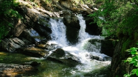 高清晰瀑布溪流壁纸