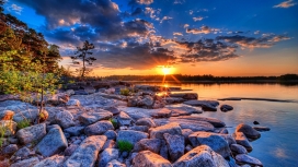 高清晰夕阳下的鹅卵石湖壁纸