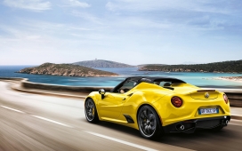 高清晰黄色阿尔法罗密欧4C跑车尾部壁纸下载