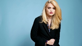 高清晰美国金发歌手-天空托尼亚费雷拉壁纸