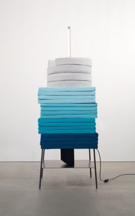 色彩渐变的“角落”-软垫堆叠成像一个塔灯