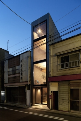 房间宽不到两米内的东京房子-复式地板创造了不同的自然分区空间。这减少了屋内的墙壁，有助于使小房间感觉更慷慨