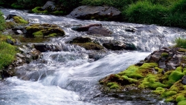 高清晰岩石溪流壁纸