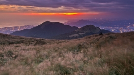 夕阳高山下的城镇壁纸