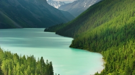 被高山环绕的绿湖美景