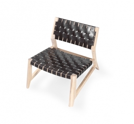 ODHIN椅-一个优雅而舒适的实木结构休闲椅，灵感来自丹麦本世纪中叶，脱颖而出的现代主义美学和功能特点。横向它像一个简单的咖啡桌，垂直它又像茶几或床头柜。