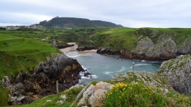 绿色山丘小湖壁纸