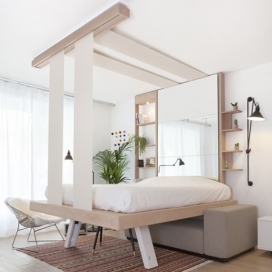 节省空间的床-可悬挂到天花板上创造的一间更广阔空间的公寓。采用山毛榉为床框架，床垫被褥可升高到与天花板平齐，提供了一个8平方米舒适的睡眠区和随意阁楼生活空间